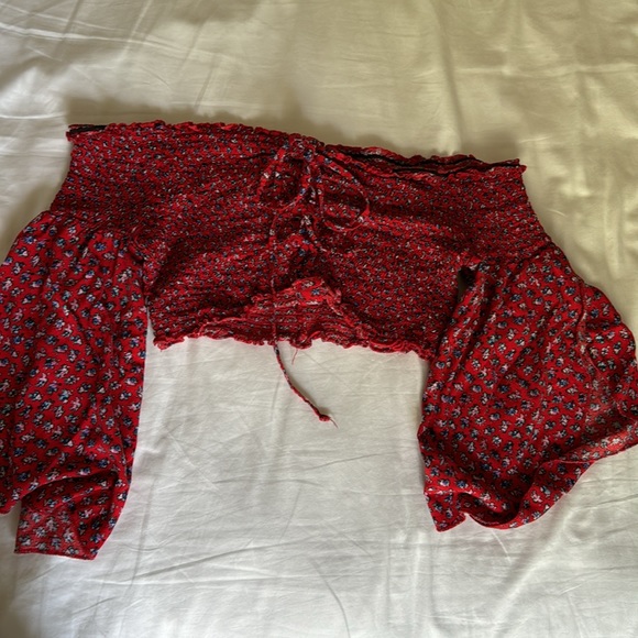 Crop Tops with off-the-shoulders Sleeves! - Picture 3 of 3